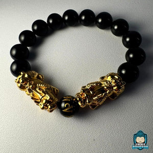 Bracelet-Pixiu-en-véritables-pierres-pièce-unique-artisanale-perles-noires-onyx-obsidienne-12-mm-et-perle-centrale-gravée-de-mantras-La-Maison-de-Bouddha