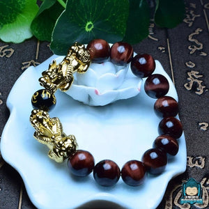 Bracelet-Pixiu-en-véritables-pierres-pièce-unique-artisanale-pierres-brun-rouge-et-perle-centrale-noire-onyx-gravée-de-mantras-La-Maison-de-Bouddha