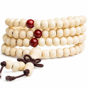 Détail du mala blanc en bois de santal avec perles de 8 mm, repères rouges et finition marron