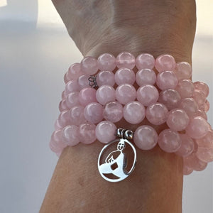 Bracelet de méditation en quartz rose naturel monté sur élastique japonais avec pendentif Bouddha assis.