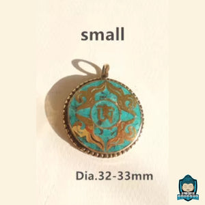 Pendentif-Om-Tibetain-Turquoise-et-Or-en-alliage-de-cuivre-et-laiton-poudre-de-pierre-turquoise-origine-du-Népal-petit-modèle-diamètre-32-33-grammes-La-Maison-de-Bouddha