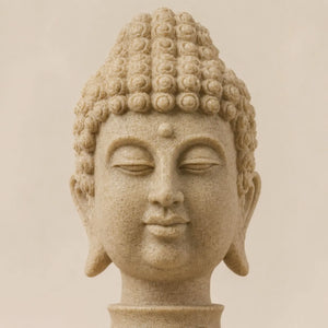 Gros plan sur le visage serein et la finition sable de la statue tête de Bouddha en résine