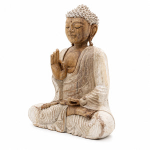 Statue Bouddha assis Vitarka Mudra en bois de Suar blanchi de 30 cm, vue de trois quarts