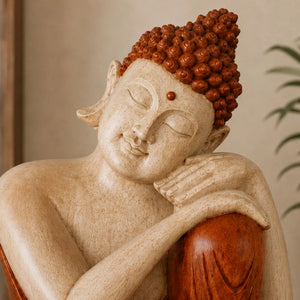 Gros plan sur la tête et les mains de la statue Bouddha pensif en bois de Suar sculptée à la main