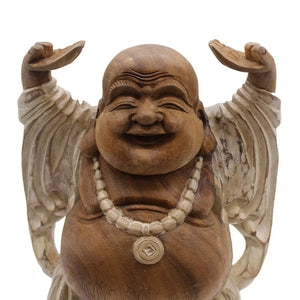 Gros plan du visage souriant de Budai sculpté en bois de Suar