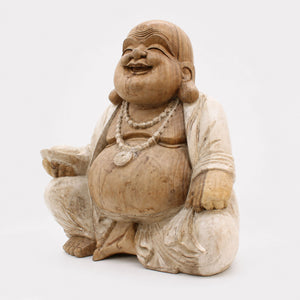 Vue trois quarts de la statue Bouddha Rieur Budai en bois de Suar blanchi