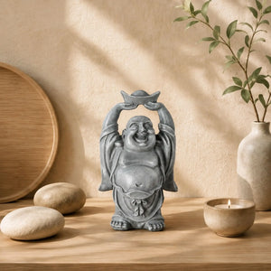 Statuette Bouddha rieur Budai en résine grise présentée dans une décoration zen