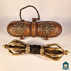 Dorje Vajra tibétain 8 branches en bronze ancien 18 CM de long sur 7 cm de largue et 364 grammes et son étui en cuivre