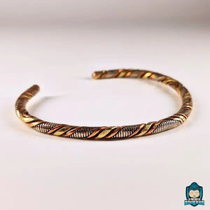 Jonc Tibétain Torsadé 3 métaux vu de droite