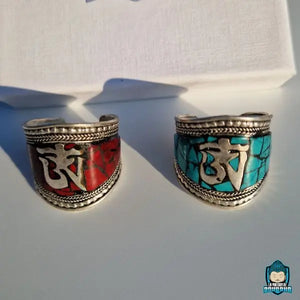 LOT BAGUE TIBÉTAINE OM EN CUIVRE ET ETAIN AVEC MOSAÏQUE DE CORAIL ROUGE FAIT AU TIBET