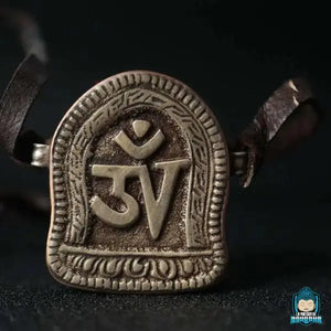 Reliquaire de Voyage Bouddhiste en Bronze Om à porter autour du coup