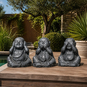 Trio de Bouddhas Rieurs Chinois de la Sagesse gris antique installé dans un jardin extérieur