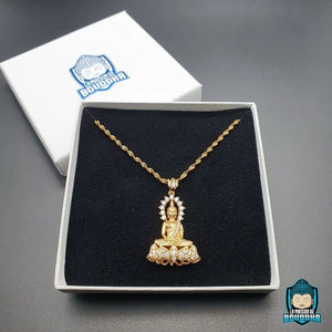 Collier-Bouddha-Or-coloris-dore-chaine-maille-forcat-torsadee-serti-de-pierres-translucides-synthetiques-La-Maison-de-Bouddha