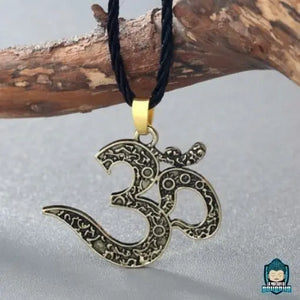 Pendentif-Signe-Om-dore-avec-chaine-en-cordon-tresse-noir-taille-suspendu-1-a-4-cm-La-Maison-de-Bouddha.