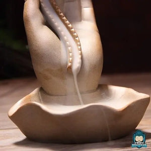 Porte-Encens-Main-de-Bouddha-en-céramique-dimension-hauteur-16-cm-environ-largeur-9-cm-couleur-grès-taupe-fontaine-encens-La-Maison-de-Bouddha