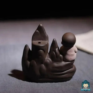 Porte-Encens-Moine-de-La-Sagesse-en-céramique-vue-de-dos-hauteur-9-cm-longueur-8-cm-largeur-4-cm-cône-backflow-La-Maison-de-Bouddha