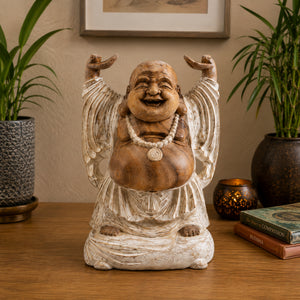 Statue Bouddha Rieur Budai debout en bois de Suar dans une décoration intérieure