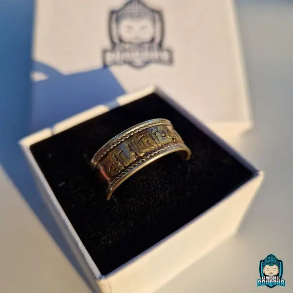 Bague-Om-Mani-Padme-Hum-en-laiton-et-cuivre-vue-de-face-anneau-reglable-La-Maison-de-Bouddha