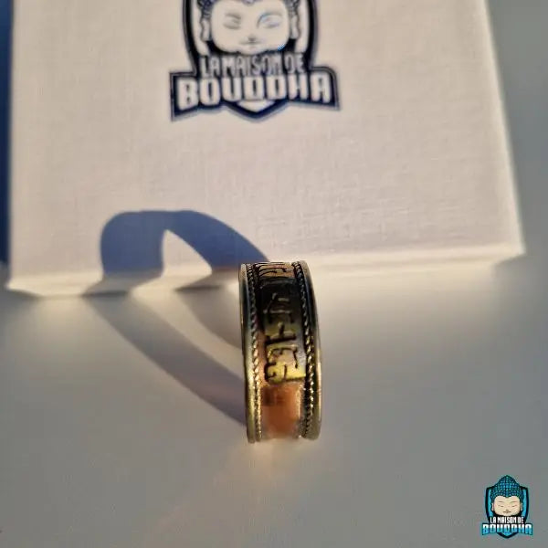 Bague-Om-Mani-Padme-Hum-en-cuivre-jaune-vues-de-face-et-des-deux-profils-anneau-ajustable-La-Maison-de-Bouddha