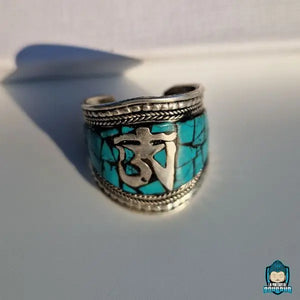 Bague-Tibet-Turquoise-OM-en-cuivre-et-etain-anneau-reglable-symbole-om-couleur-argent-vue-du-dessus