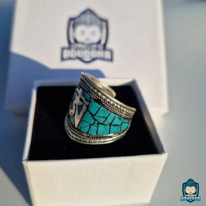 Bague-Tibet-mosaique-de-Turquoise-signe-OM-en-cuivre-anneau-ajustable-symbole-om-etame-vu-de-gauche-couleur-argent