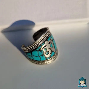 Bague-Tibetaine-martelé-à-la-main-mosaique-de-Turquoise-signe-OM-en-cuivre-et-etain-fait-main-anneau-réglable-symbole-om-étamé-vu-de-droite-couleur-argenté