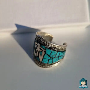 Bague-Tibetaine-martelé-à-la-main-mosaique-de-Turquoise-signe-OM-en-cuivre-et-etain-fait-main-anneau-réglable-symbole-om-étamé-vu-de-droite-couleur-argenté