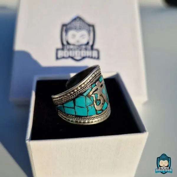 Bague-Tibetaine-mosaique-de-Turquoise-signe-OM-en-cuivre-et-etain-fait-main-anneau-réglable--symbole-om-étamé-vu-de-droite-couleur-argent