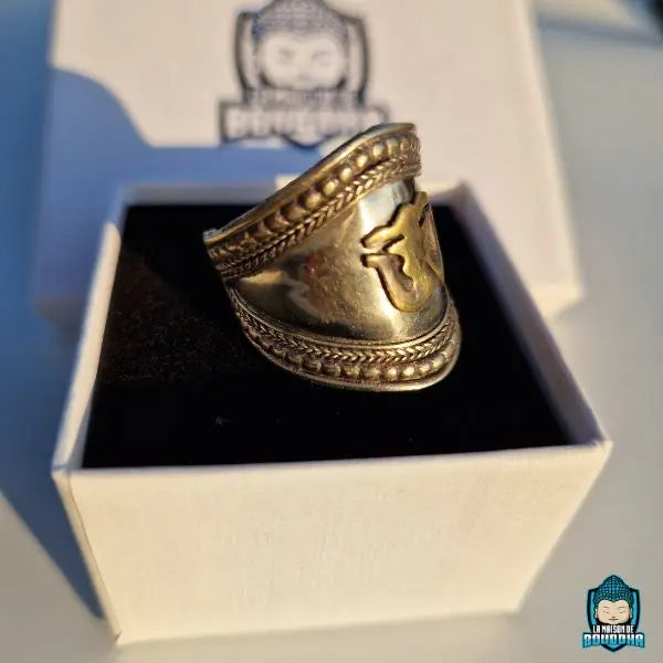 Bague-Tibetaine-Mantra-en-cuivre-signe-Om-vue-de-profil-taille-ajustable-La-Maison-de-Bouddha