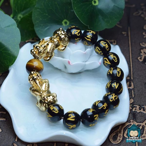 Bracelet-Pixiu-en-véritables-pierres-pièce-unique-artisanale-perles-noires-gravées-de-mantras-et-perle-centrale-oeil-de-tigre-La-Maison-de-Bouddha