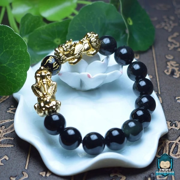 Bracelet-Pixiu-en-véritables-pierres-pièce-unique-artisanale-perles-noires-onyx-obsidienne-12-mm-et-perle-centrale--noire-onyx-gravée-de-mantras-La-Maison-de-Bouddha