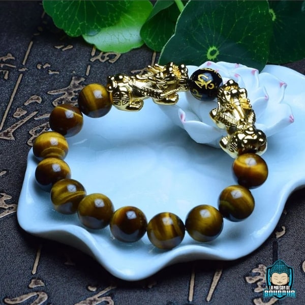 Bracelet-Pixiu-en-véritables-pierres-pièce-unique-artisanale-pierres-brun-doré-oeil-de-tigre-10-mm-et-perle-centrale-noire-gravée-de-mantras-La-Maison-de-Bouddha