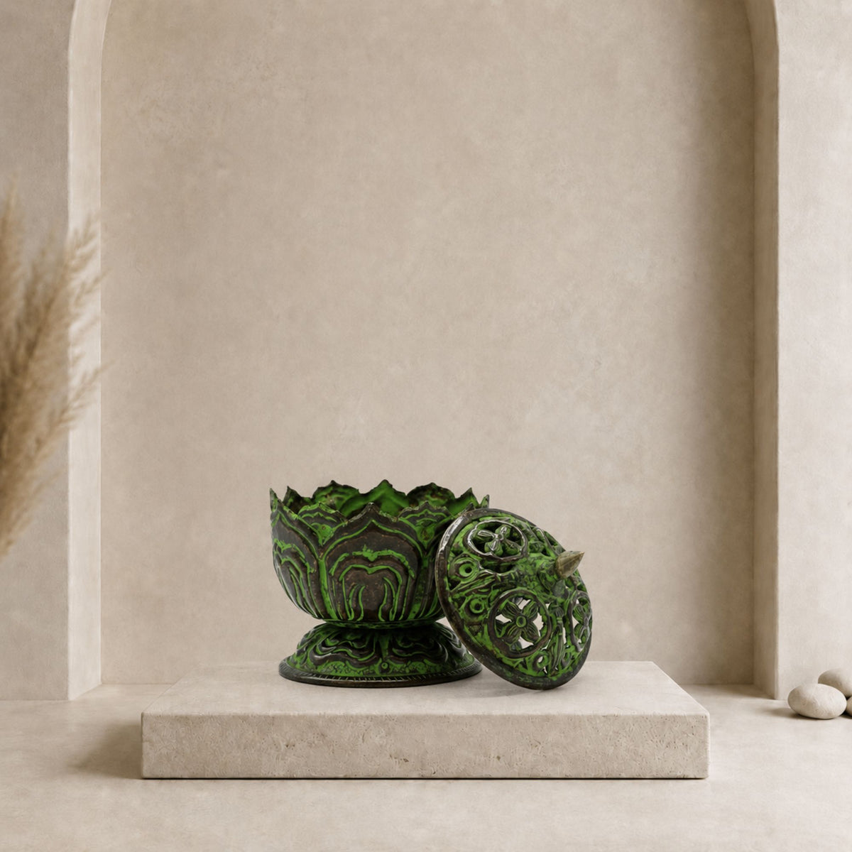 Brûleur d’encens lotus tibétain en laiton vert-de-gris avec couvercle ajouré ouvert