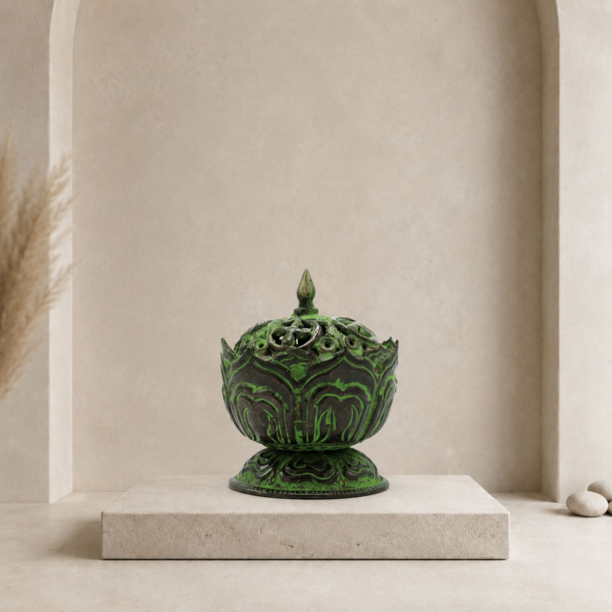 Brûleur d’encens lotus tibétain en laiton vert-de-gris avec couvercle ajouré
