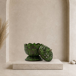 Brûleur d’encens lotus tibétain en laiton vert-de-gris avec couvercle ajouré ouvert