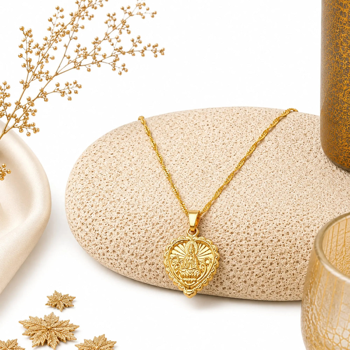 Collier en Forme de Coeur Bouddha Doré  La Maison de Bouddha