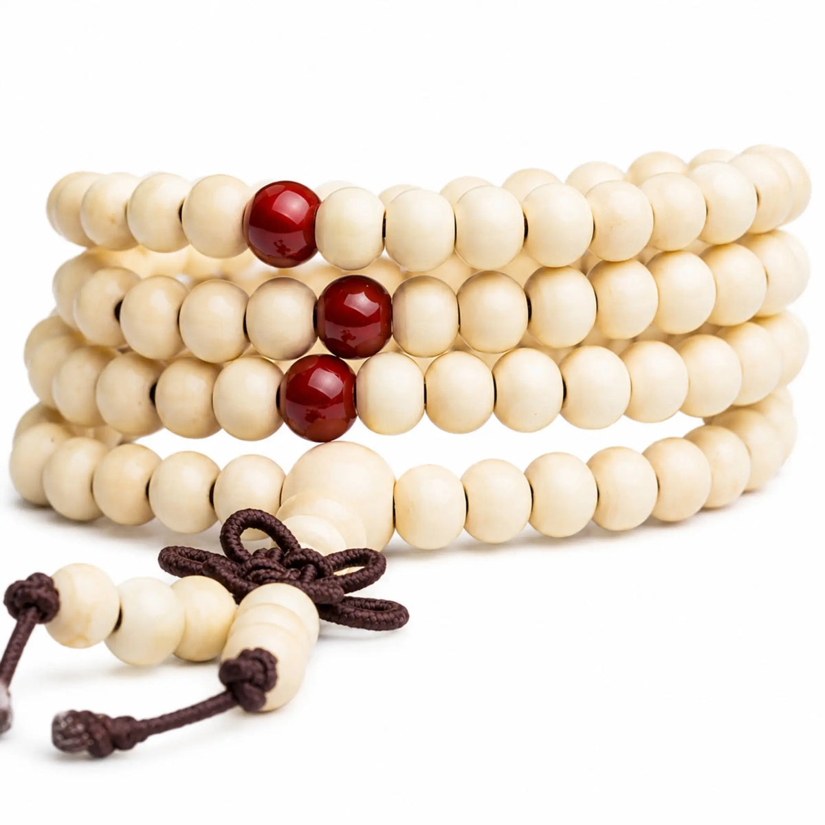 Détail du mala blanc en bois de santal avec perles de 8 mm, repères rouges et finition marron