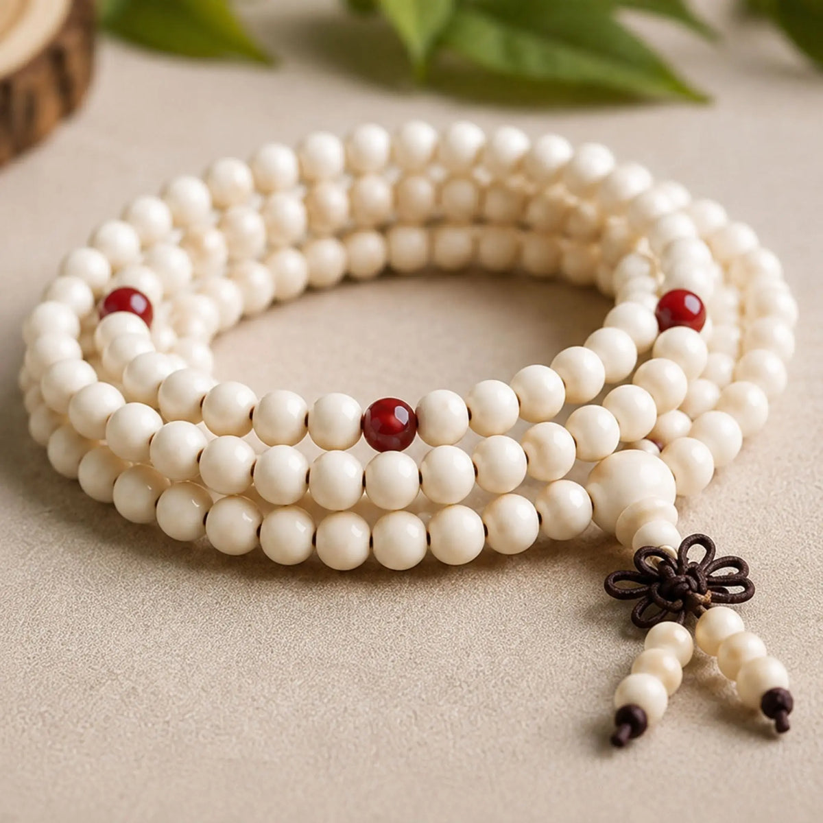 Mala blanc en bois de santal 108 perles de 8 mm avec trois repères rouges et nœud décoratif