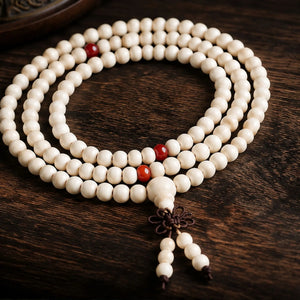 Mala blanc en bois de santal 108 perles déployé avec repères rouges et perle de tête