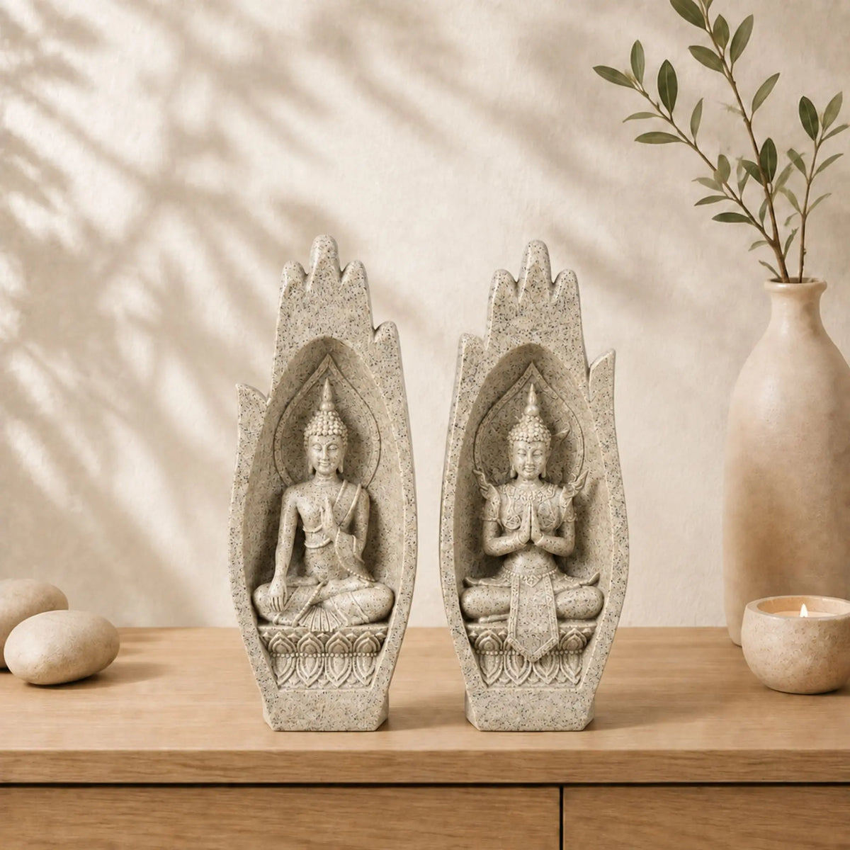 Paire de mains de Bouddha en résine sable effet grès de 21 cm dans une décoration intérieure zen