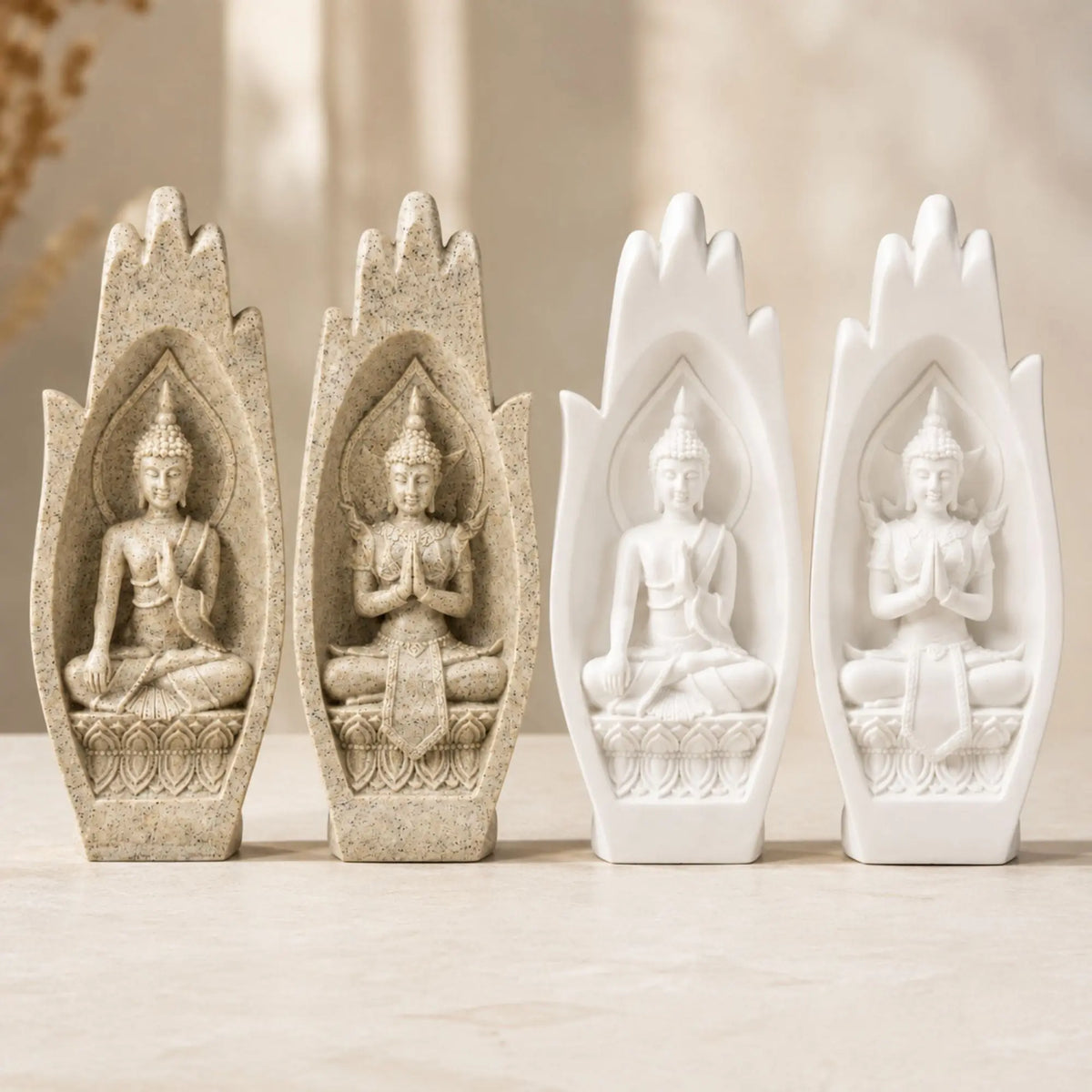 Détail des figures de Bouddha, des socles lotus et des finitions blanche et sable effet grès