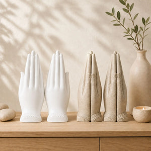 Vue arrière des paires de mains de Bouddha en résine dans les finitions blanche et sable effet grès