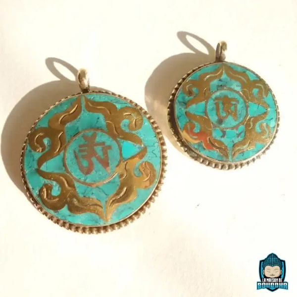 Pendentif-Om-Tibetain-Turquoise-et-Or-en-alliage-de-cuivre-et-laiton-poudre-de-pierre-turquoise-2-modèles-petit-et-grand-amulette-spirituelle-La-Maison-de-Bouddha