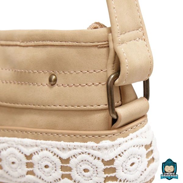 Sac-Ethnique-Boheme-Chic-Ruban-Dentelle-version-beige-ou-camel-bandoulière-réglable-cuir-PU-souple-attache-sangle-par-boucle-La-Maison-de-Bouddha