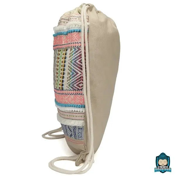 Sac-a-Dos-Ethnique-en-Toile-avec-Cordon-de-Serrage-version-Beige-avec-motifs-aztèques-et-décorations-fantaisistes-vue-de-côté-La-Maison-de-Bouddha