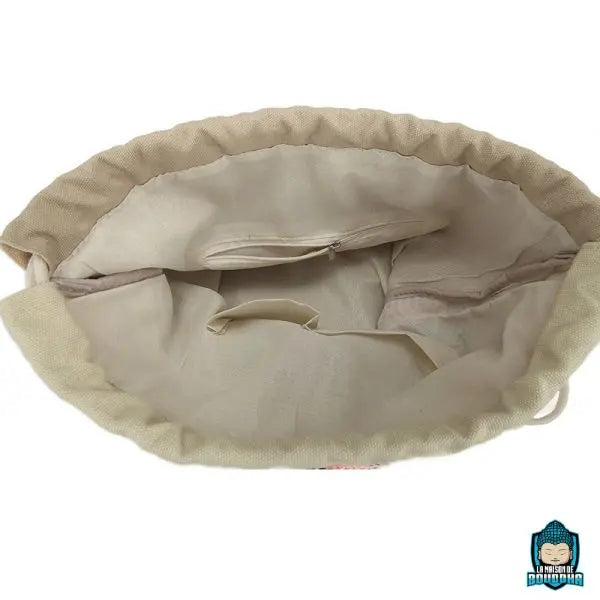 Sac-a-Dos-Ethnique-en-Toile-avec-Cordon-de-Serrage-version-Beige-avec-motifs-aztèques-ethniques-doublure-intérieure-en-polyester-2-petites-poches-ouvertes-et-une-pochette-zippée-La-Maison-de-Bouddha