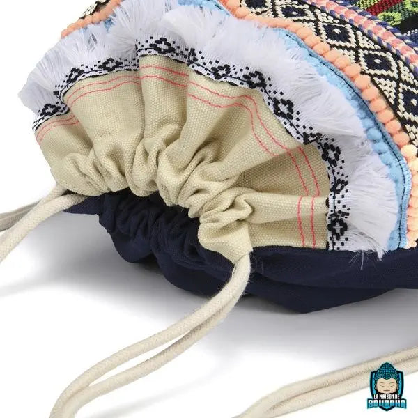 Sac-a-Dos-Ethnique-en-Toile-avec-Cordon-de-Serrage-version-Marine-avec-motifs-aztèques-et-décorations-fantaisistes-fermeture-par-serrage-La-Maison-de-Bouddha
