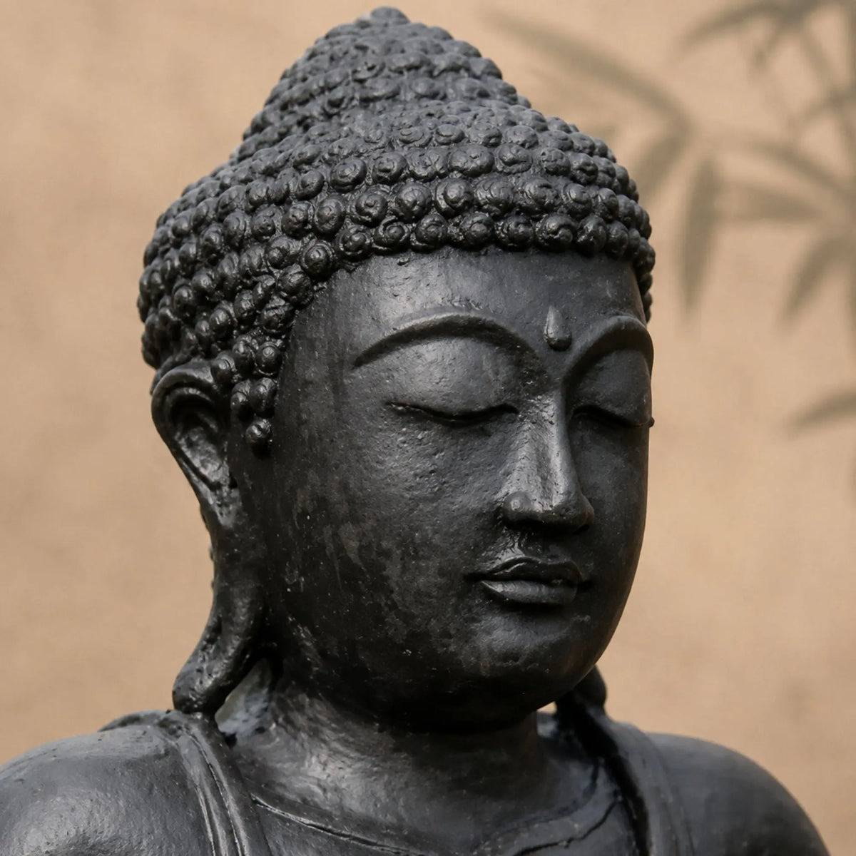 Statue Bouddha Assis Noire en Béton – 42 cm  La Maison de Bouddha
