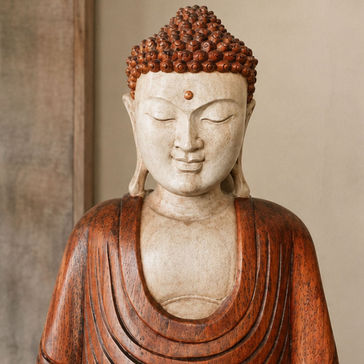 Gros plan sur le visage sculpté de la statue Bouddha assis en méditation en bois de Suar de 40 cm