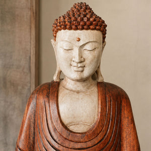 Gros plan sur le visage sculpté de la statue Bouddha assis en méditation en bois de Suar de 40 cm